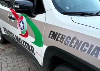 Homem é preso por ameaçar o próprio pai em Blumenau ao levar amigos para consumir drogas em casa