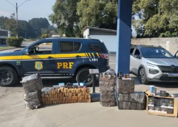 Casal é preso com mais de 230 kg de drogas e produtos contrabandeados na BR-470, em Rio do Sul