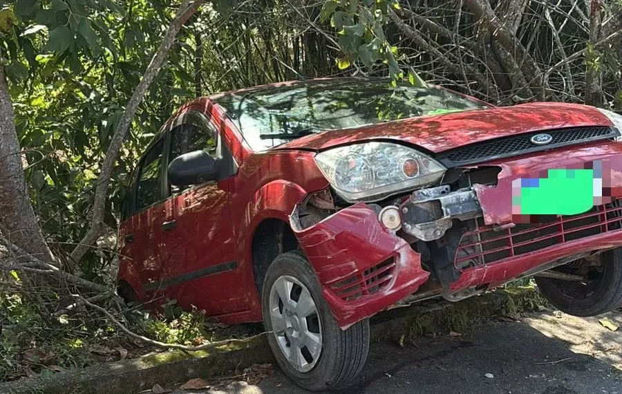 Motorista perde controle e carro fica pendurado em barranco em Apiúna