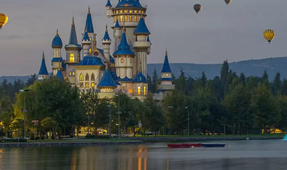 Tierra de sueños: Disneyland cumple 70 años de revolucionar la industria de los parques