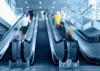 ¿Lo sabía? Hay una forma correcta de subir las escaleras eléctricas… o eso dice China