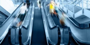 ¿Lo sabía? Hay una forma correcta de subir las escaleras eléctricas… o eso dice China