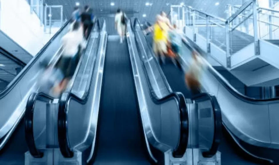 ¿Lo sabía? Hay una forma correcta de subir las escaleras eléctricas… o eso dice China