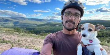 Blumenauense vence o câncer e completa 10 mil km de cicloviagem com sua cachorrinha