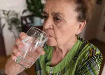Esta es la verdad de a qué edad el olor a viejito comienza a originarse en cada cuerpo