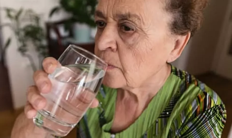 Esta es la verdad de a qué edad el olor a viejito comienza a originarse en cada cuerpo