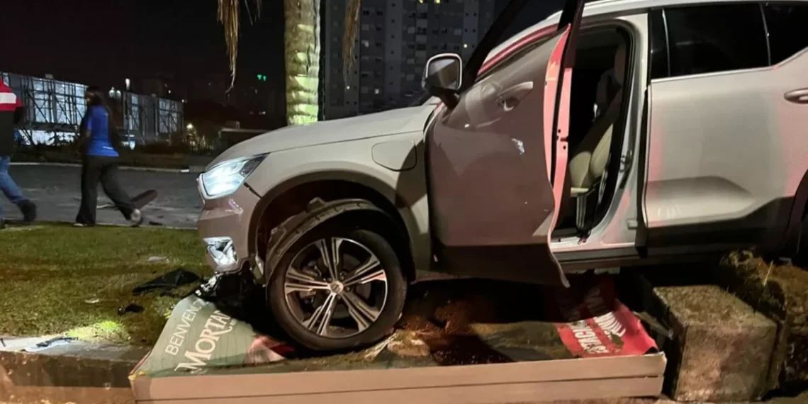 Mulher é atropelada por SUV em Blumenau e sofre fratura exposta na perna