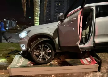 Mulher é atropelada por SUV em Blumenau e sofre fratura exposta na perna