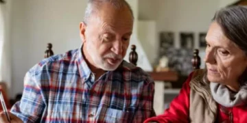 Convivencia entre jóvenes y mayores combate la soledad y mejora la salud en Barcelona