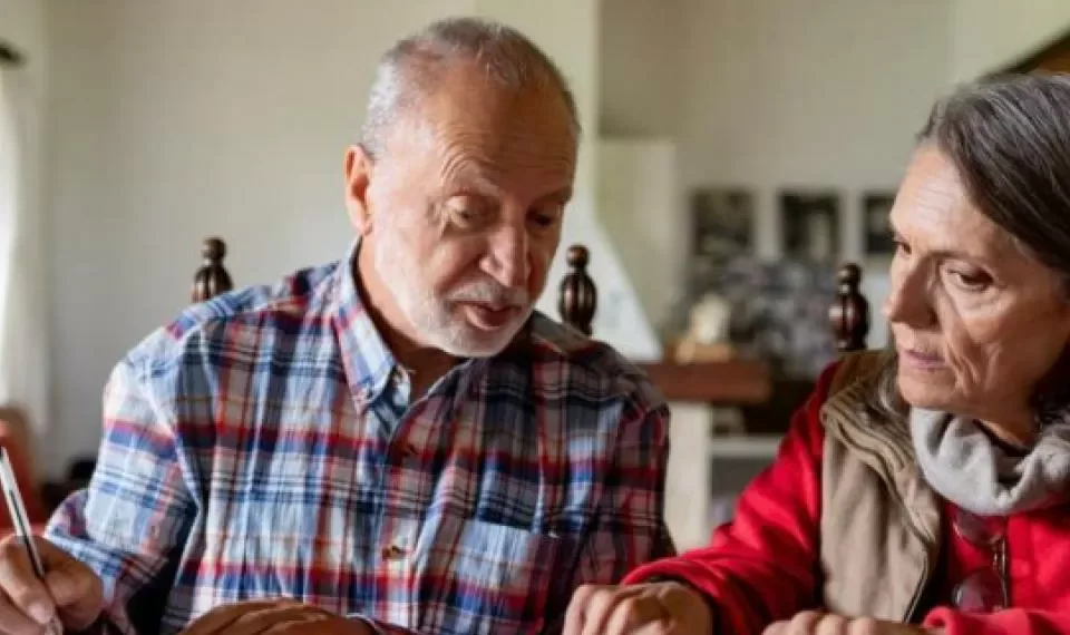 Convivencia entre jóvenes y mayores combate la soledad y mejora la salud en Barcelona