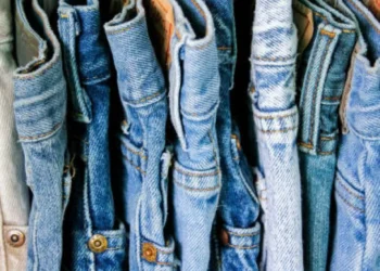 ¿Cómo lucir los jeans de botón cruzado?, la prenda viral de julio en TikTok