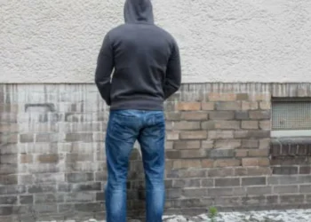 Mucho dinero: esto debe pagar en Bogotá de multa si lo hallan haciendo pipí en la calle