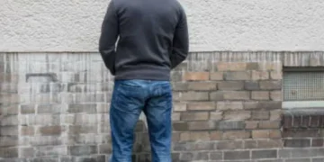 Mucho dinero: esto debe pagar en Bogotá de multa si lo hallan haciendo pipí en la calle