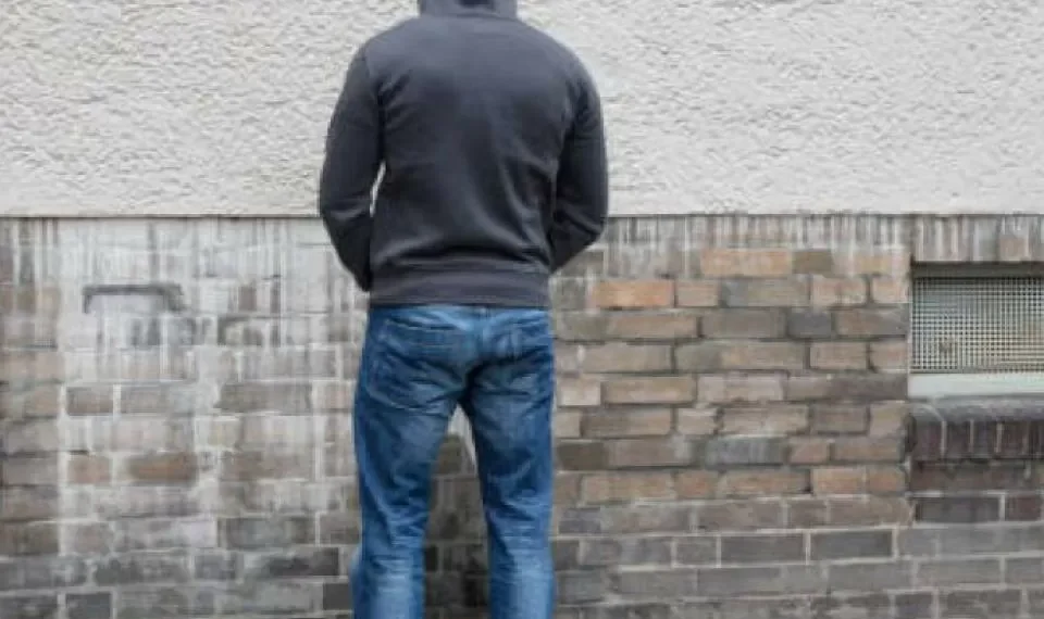 Mucho dinero: esto debe pagar en Bogotá de multa si lo hallan haciendo pipí en la calle