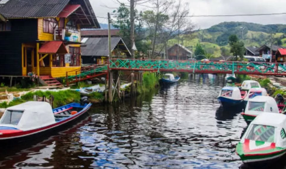 El pueblito de Colombia que parece de Europa: casas estilo suizo, puentes y canales