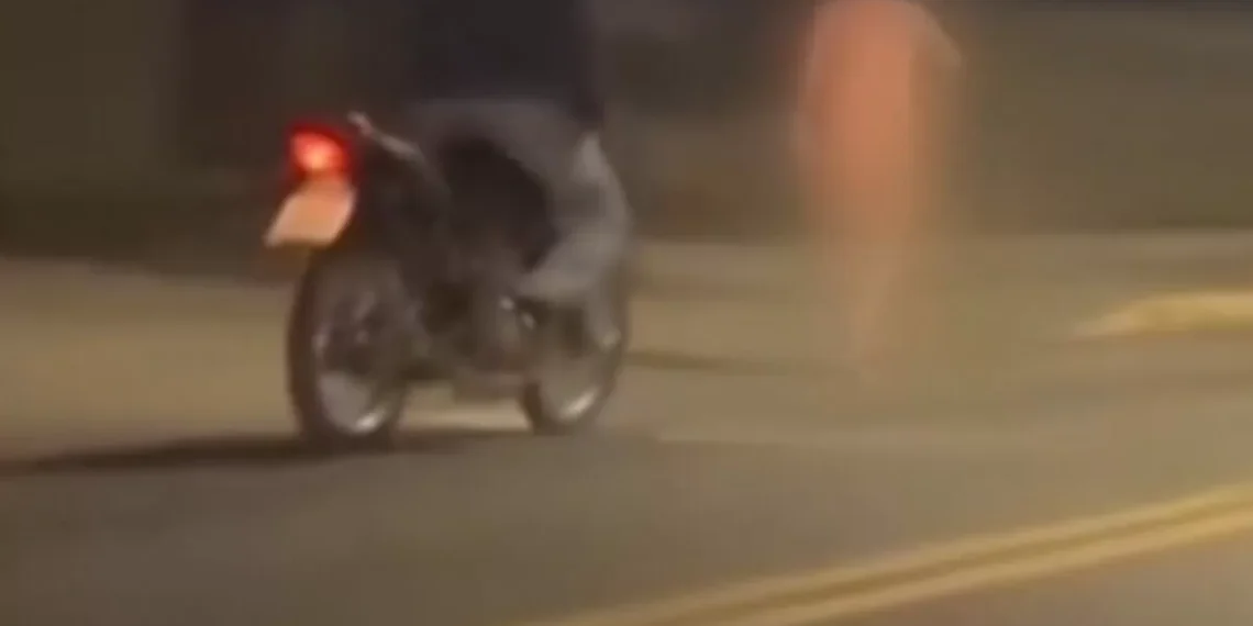 Deu no pé e sem calça! Morador é flagrado nu em plena rua de Rodeio