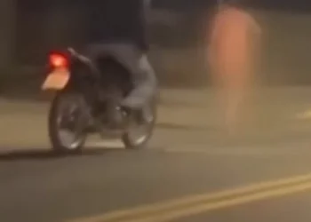 Deu no pé e sem calça! Morador é flagrado nu em plena rua de Rodeio