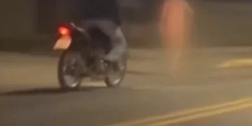Deu no pé e sem calça! Morador é flagrado nu em plena rua de Rodeio