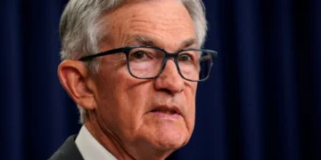 Maioria de nós sente que poderemos reduzir juros em algum momento no ano, diz Powell