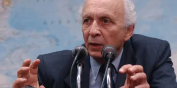 Medida “absurda” de Trump tende a unir a sociedade na defesa do país, avalia Ricupero