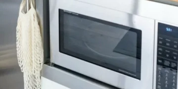 Científica revela 5 hábitos a cambiar si quiere dejar de ingerir microplásticos