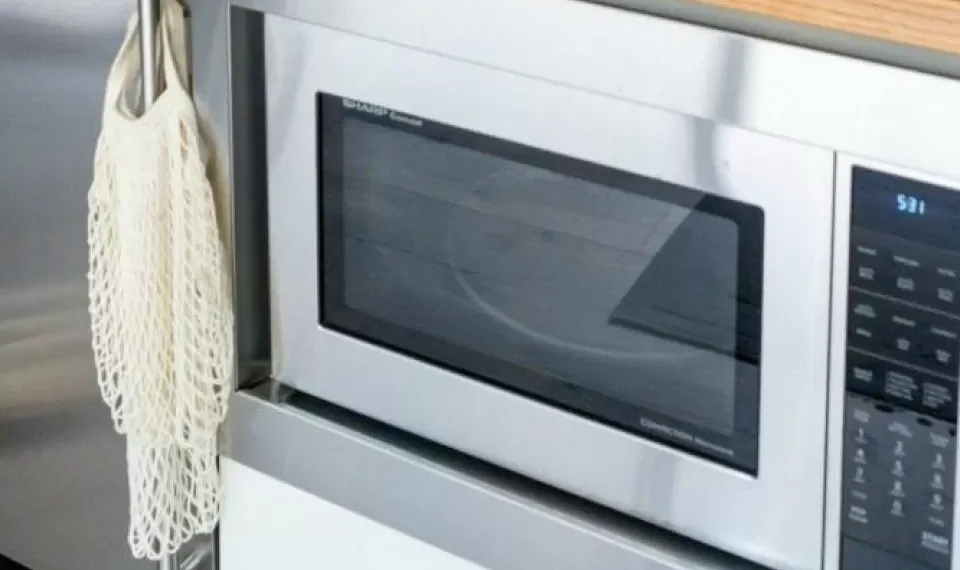 Científica revela 5 hábitos a cambiar si quiere dejar de ingerir microplásticos