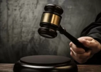 Homem é condenado a mais de 15 anos de prisão por tentar matar atual de ex com chave de fenda em SC