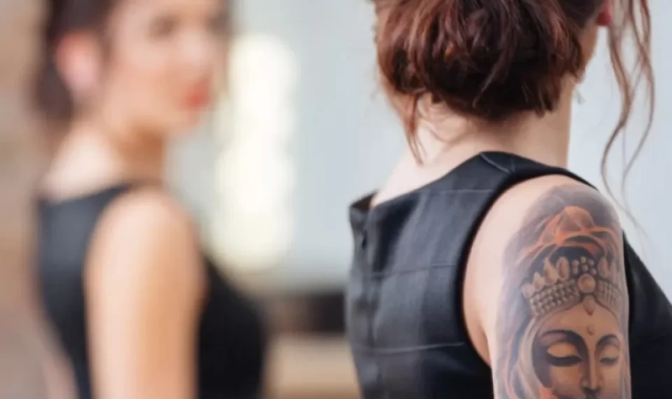 La zona más dolorosa para tatuarse: solo unos pocos pueden soportar el dolor