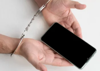 Celular encontrado na rua leva à prisão de homem por abuso infantil e injúria racial em Jaraguá do Sul