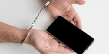 Celular encontrado na rua leva à prisão de homem por abuso infantil e injúria racial em Jaraguá do Sul