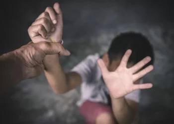 Criança ferida, dever esquecido: conselheiros tutelares são afastados por não proteger vítima de agressão em SC