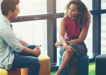 Qué significa que una persona desvíe la mirada en una conversación según la psicología