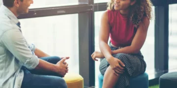 Qué significa que una persona desvíe la mirada en una conversación según la psicología