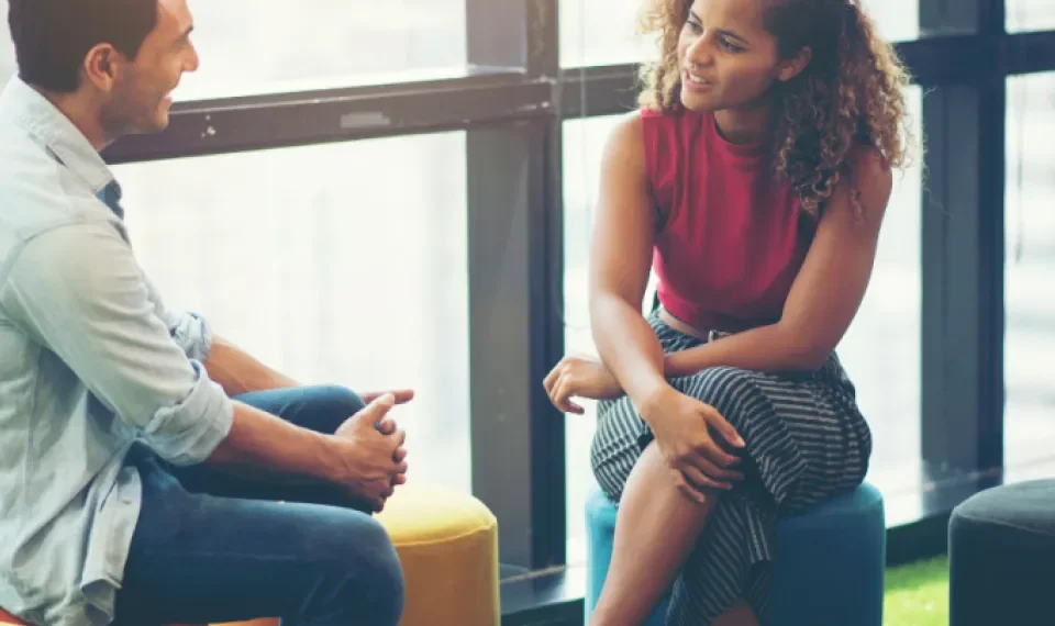 Qué significa que una persona desvíe la mirada en una conversación según la psicología