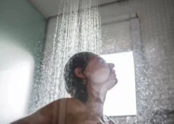 ¿Caliente o fría? La IA responde con qué agua es menos recomendable bañarse