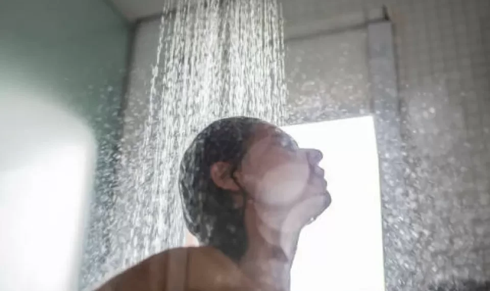 ¿Caliente o fría? La IA responde con qué agua es menos recomendable bañarse