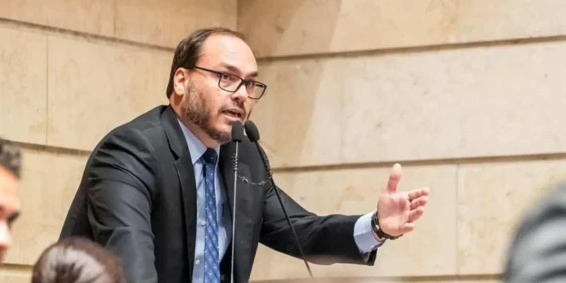 Carlos Bolsonaro critica vazamentos de áudios e acusa sistema de proteger governo Lula