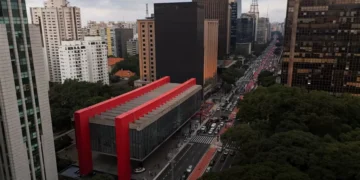 Economia brasileira deve sentir impacto, mas suportar tarifas de 50% de Trump