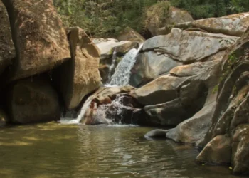Calor, cascadas y café exquisito: el pueblo de Colombia que enamora a los extranjeros