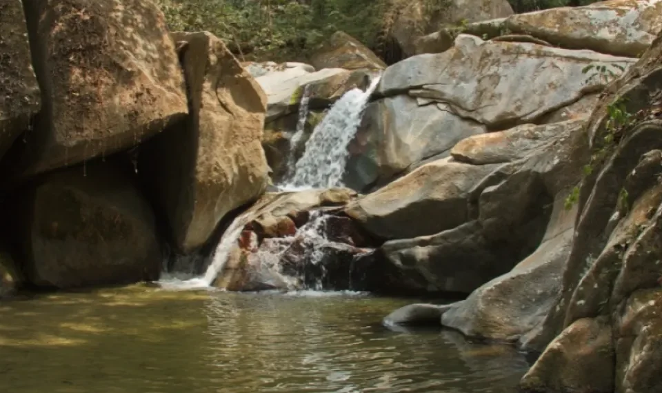 Calor, cascadas y café exquisito: el pueblo de Colombia que enamora a los extranjeros