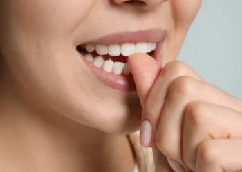 Qué significa que una persona se coma las uñas, según expertos en psicología
