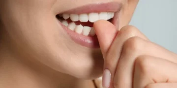 Qué significa que una persona se coma las uñas, según expertos en psicología
