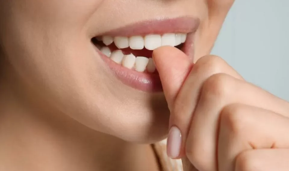 Qué significa que una persona se coma las uñas, según expertos en psicología