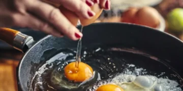 ¿De verdad se puede fritar un huevo utilizando un pepino como aceite o mantequilla?
