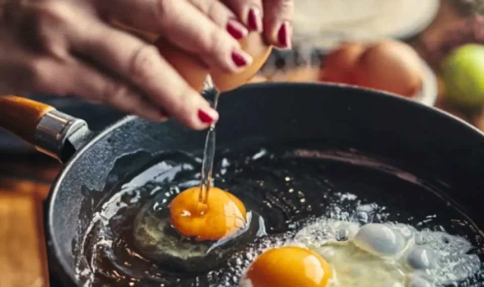 ¿De verdad se puede fritar un huevo utilizando un pepino como aceite o mantequilla?