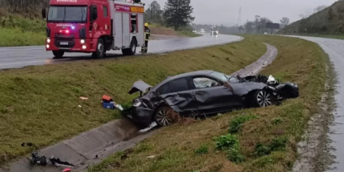 Carro de luxo capota em vala na BR-470, em Ilhota, e ninguém é encontrado