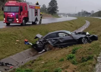 Carro de luxo capota em vala na BR-470, em Ilhota, e ninguém é encontrado