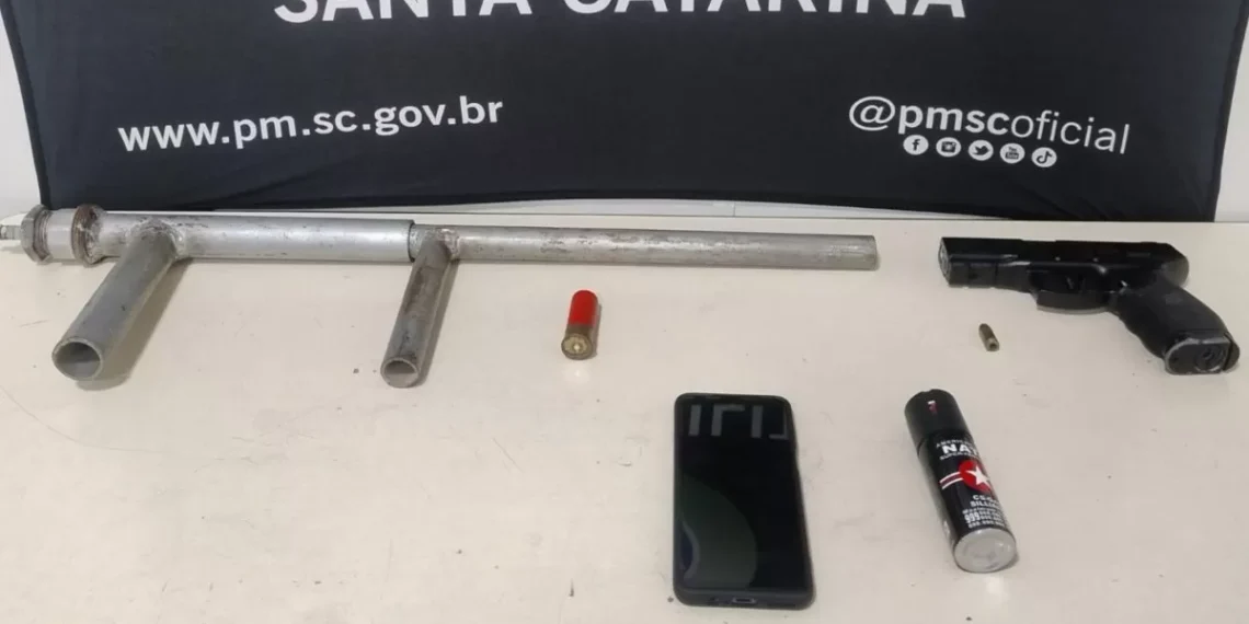 Homem é preso em Blumenau após denúncia de cárcere privado e posse ilegal de armas