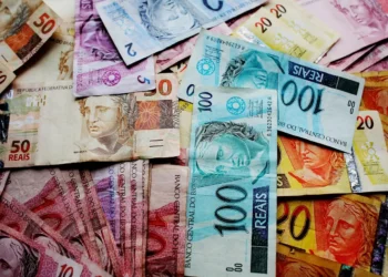 Brasileiros têm 70,5% da renda comprometida com contas a pagar, diz estudo da Serasa