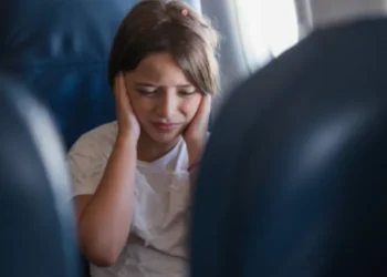 ¿Se le taponan los oídos en un vuelo? Piloto explica cómo puede evitarlo